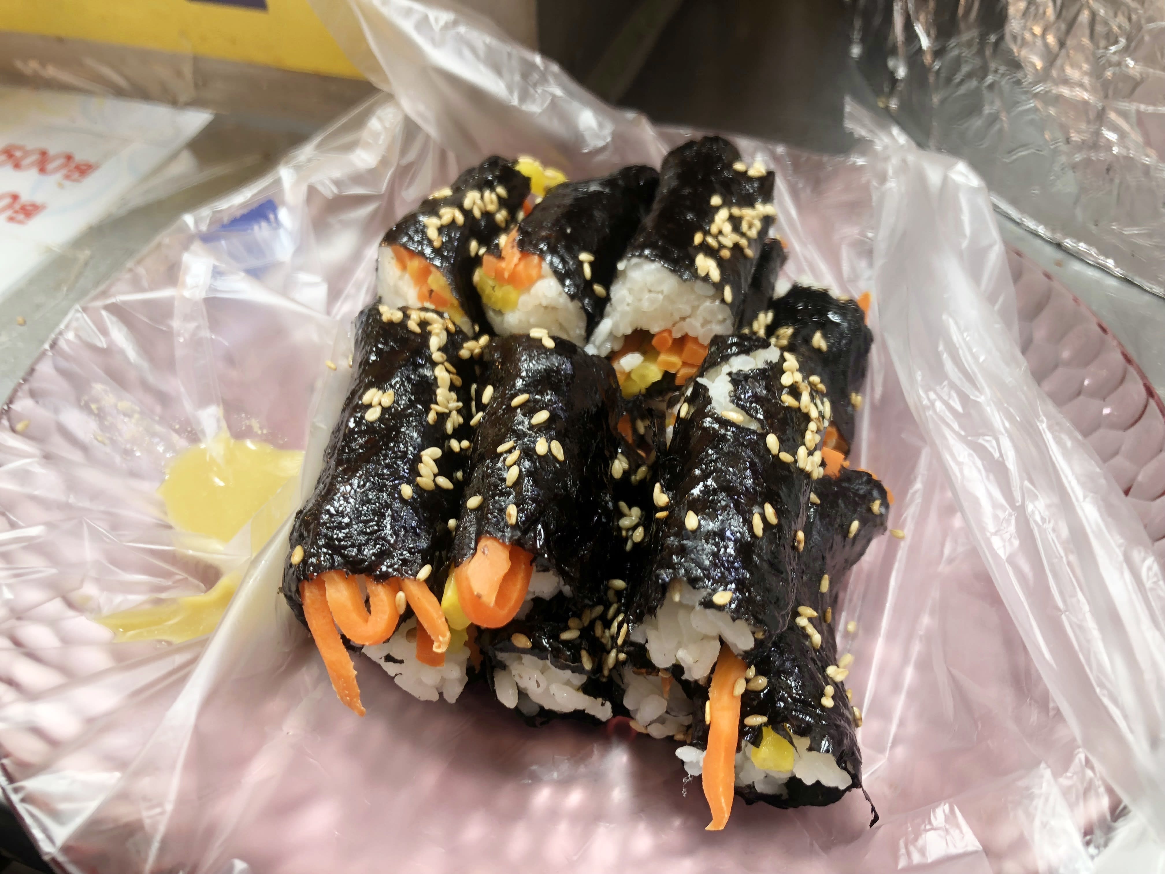 ▲ 海苔飯捲是韓國懷舊美食,吃來清爽可口。(圖片來源:飯糰媽吃喝玩樂雜記) 廣藏市場
