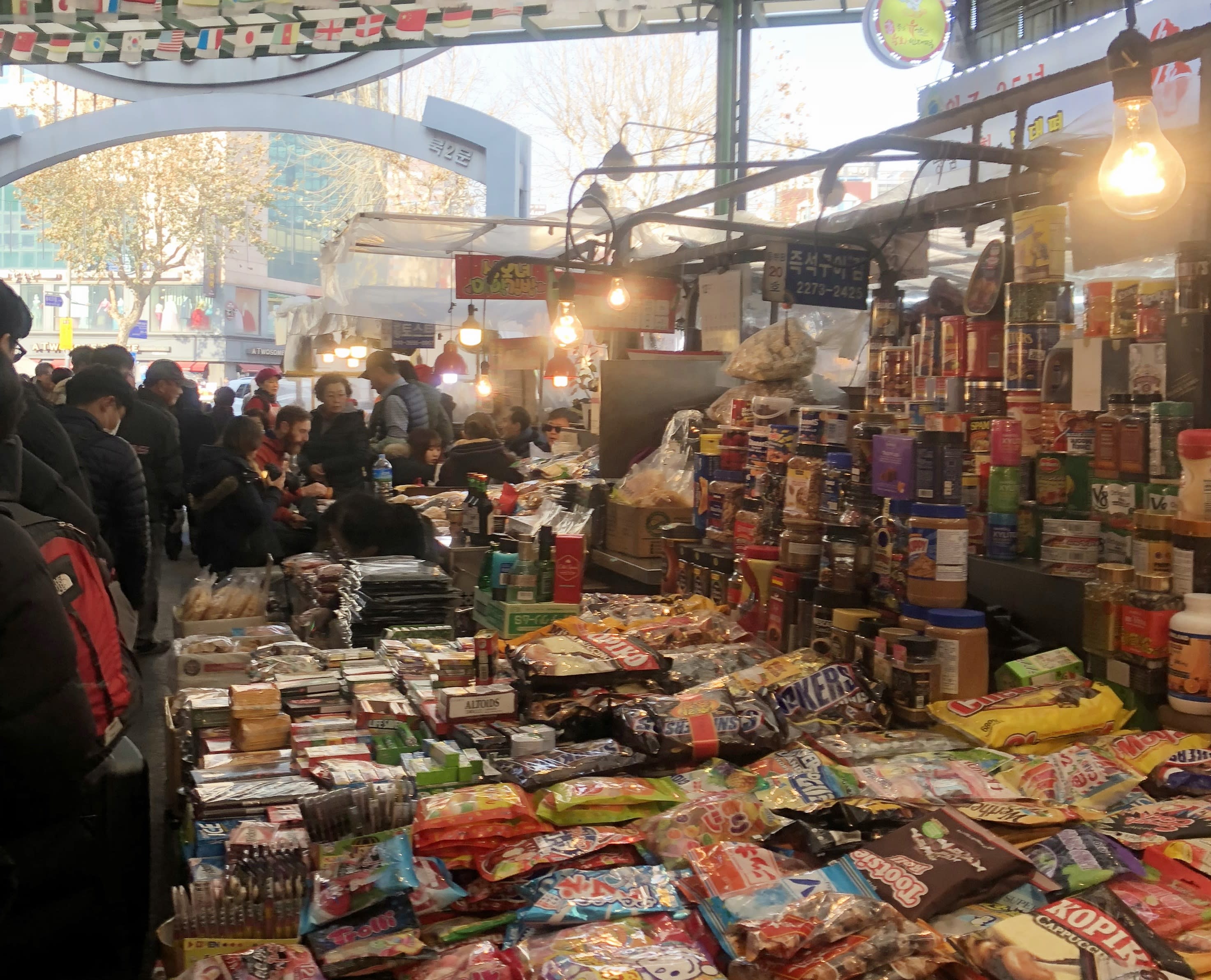 ▲ 廣藏市場販賣各式民生用品、零食雜貨,可以好好採買一番。(圖片來源:飯糰媽吃喝玩樂雜記) 廣藏市場