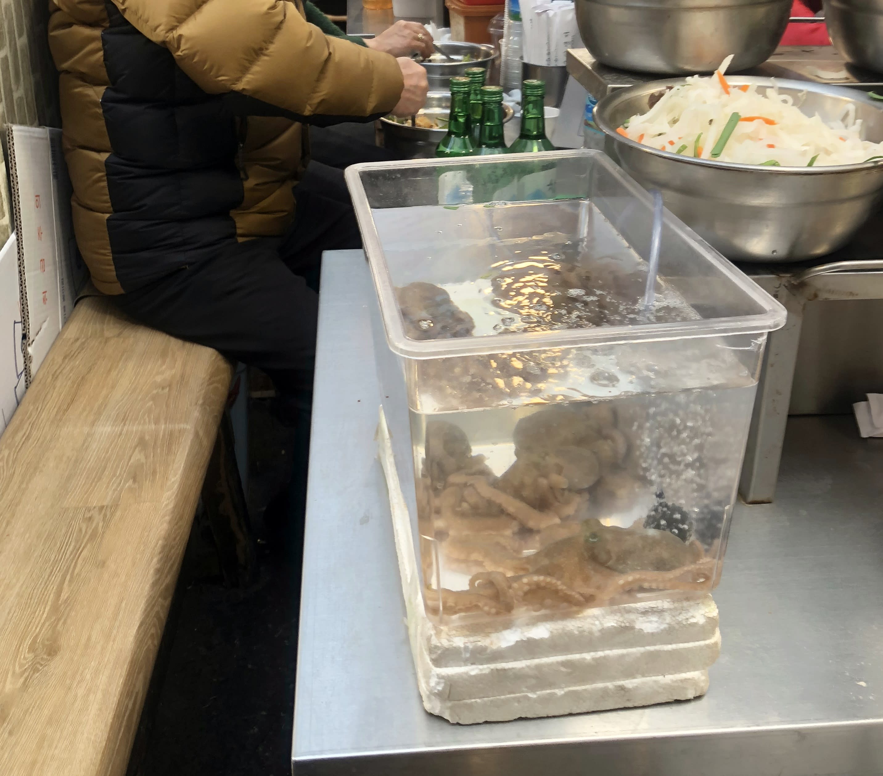 ▲ 活跳跳的章魚生切,想品嘗需要一點勇氣啊。(圖片來源:飯糰媽吃喝玩樂雜記) 廣藏市場