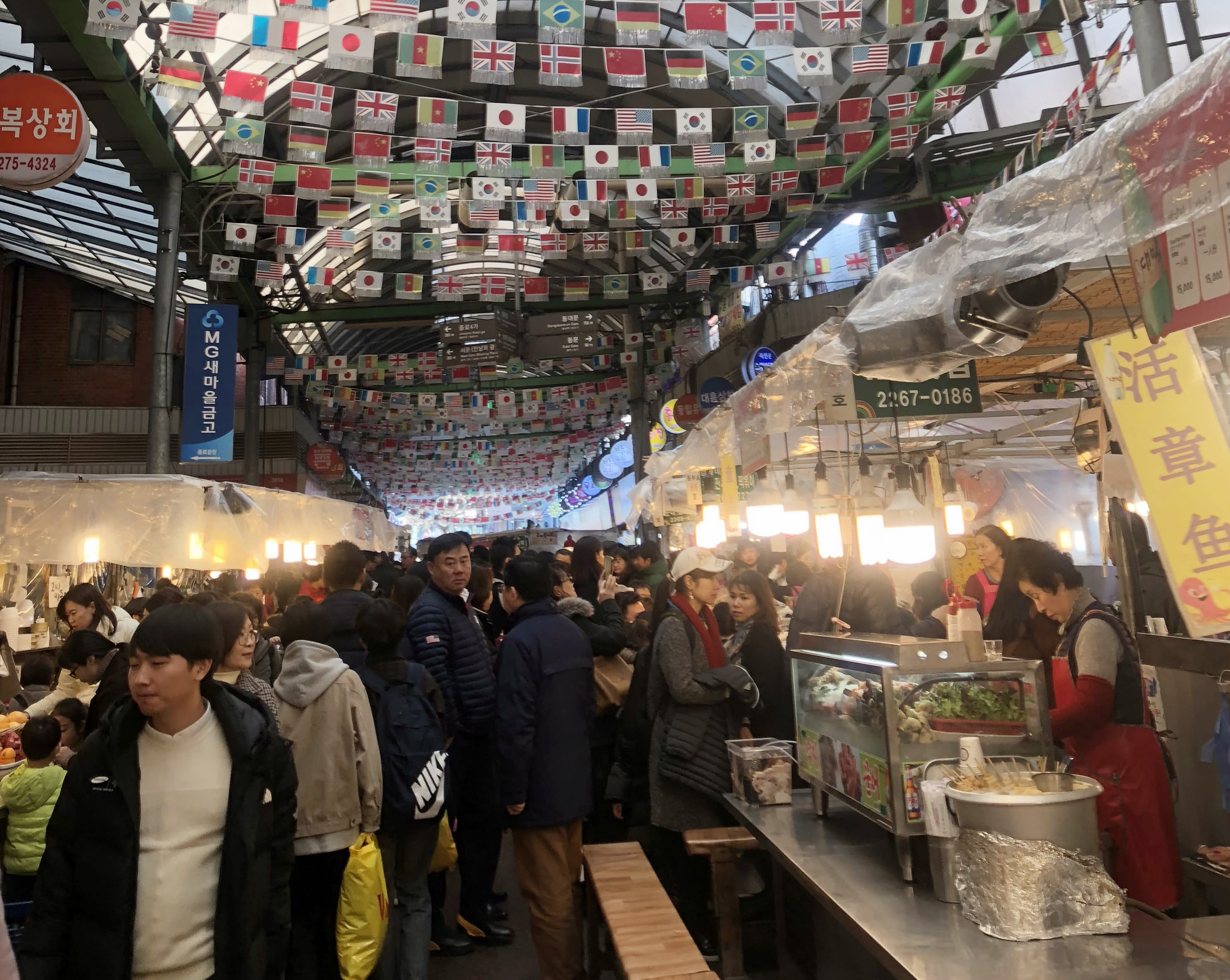 ▲ 市場內的小吃區人潮洶湧、熱鬧滾滾。(圖片來源:飯糰媽吃喝玩樂雜記) 廣藏市場