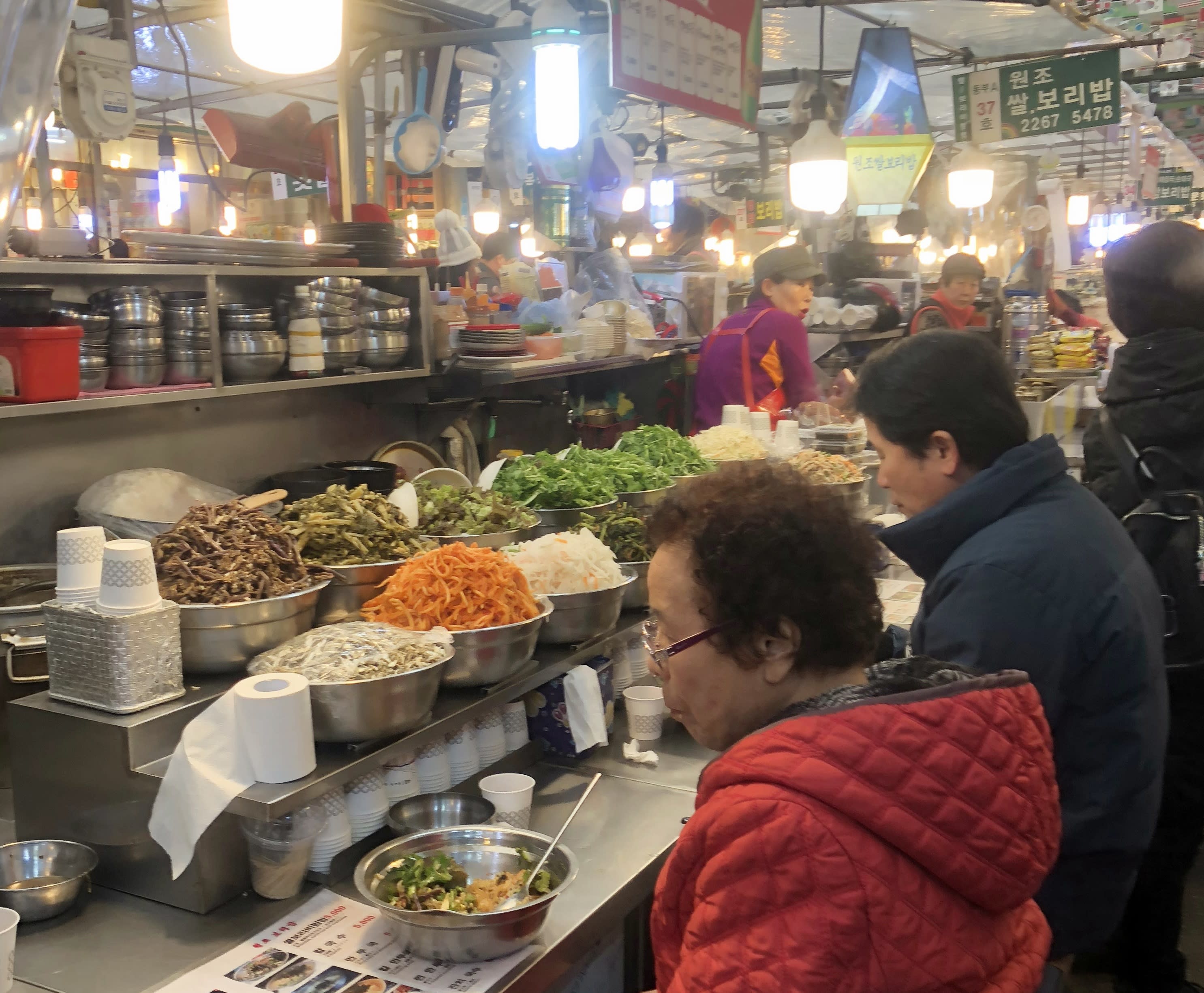 ▲ 加入滿滿蔬菜的大麥飯,營養十足、健康滿點。(圖片來源:飯糰媽吃喝玩樂雜記) 廣藏市場