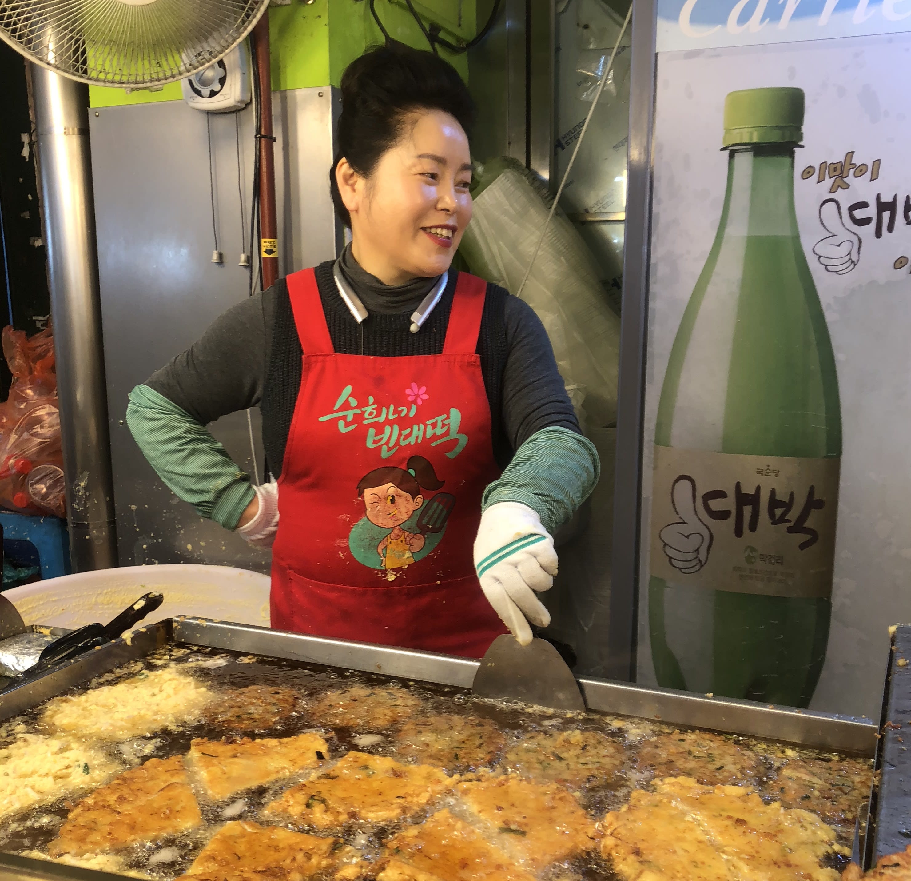▲ 順姬家是廣藏市場內最有名的綠豆煎餅店家,生意強強滾。(圖片來源:飯糰媽吃喝玩樂雜記) 廣藏市場