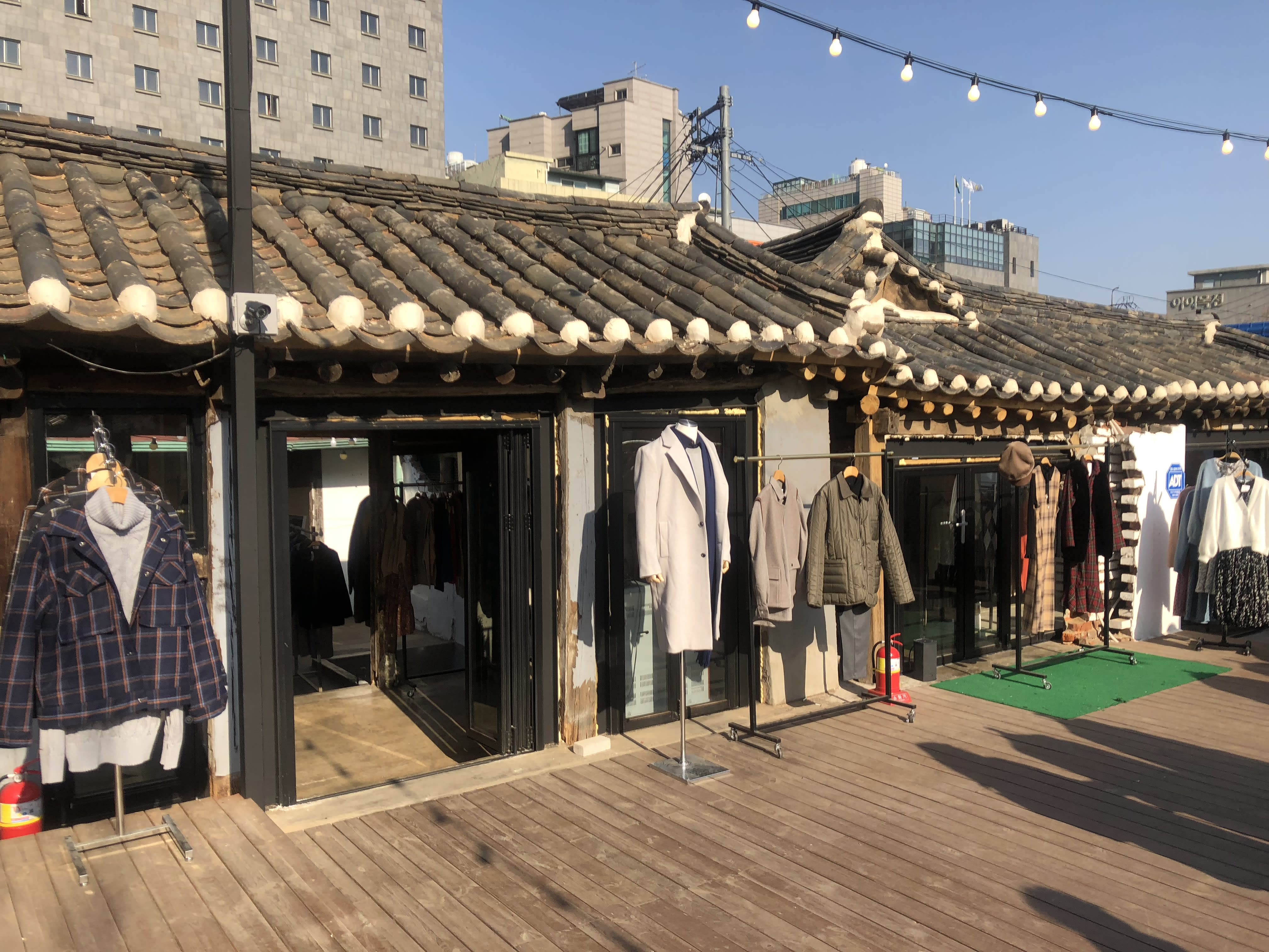 ▲ 一間間古老韓屋改建成為店舖及餐廳,別具特色。(圖片來源:飯糰媽吃喝玩樂雜記) 益善洞