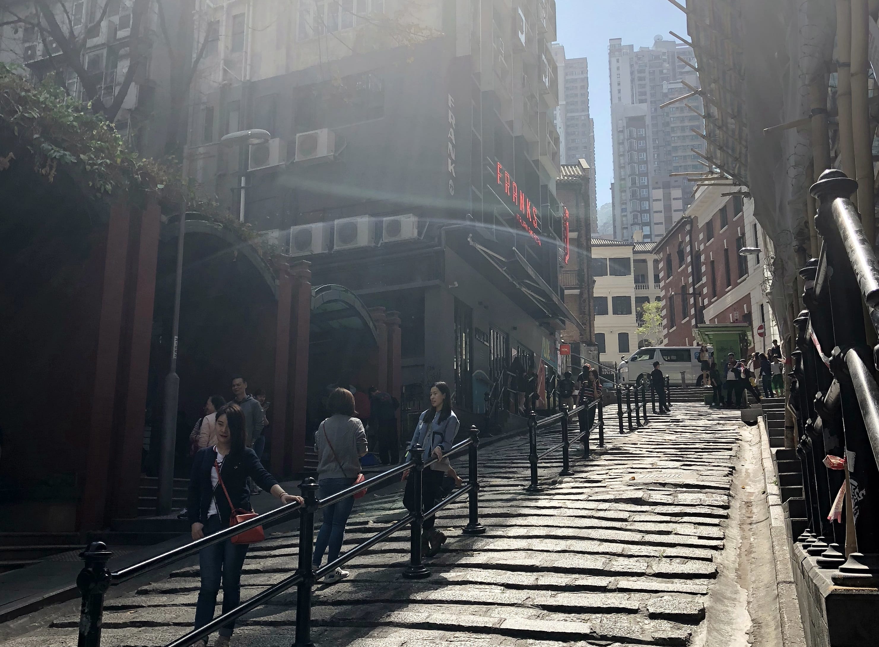 ▲ 石板街是中環早期街道之一,已有百餘年歷史,為香港一級古蹟 (圖片來源:QQ芮斯) 香港香度遊