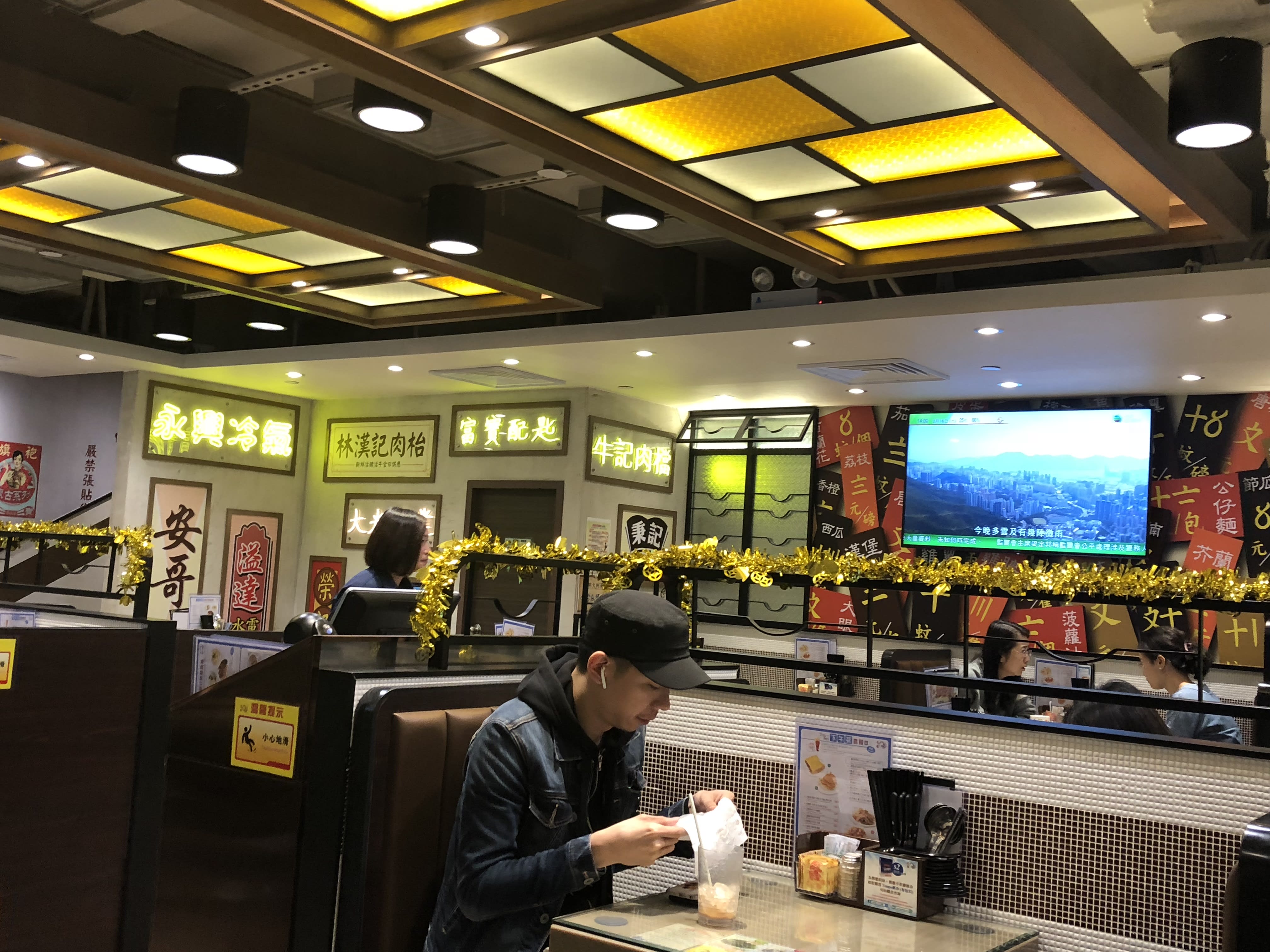 ▲ 茶餐廳環境舒適,帶著淡淡的懷舊氣息。(圖片來源:QQ芮斯) 香港香度遊