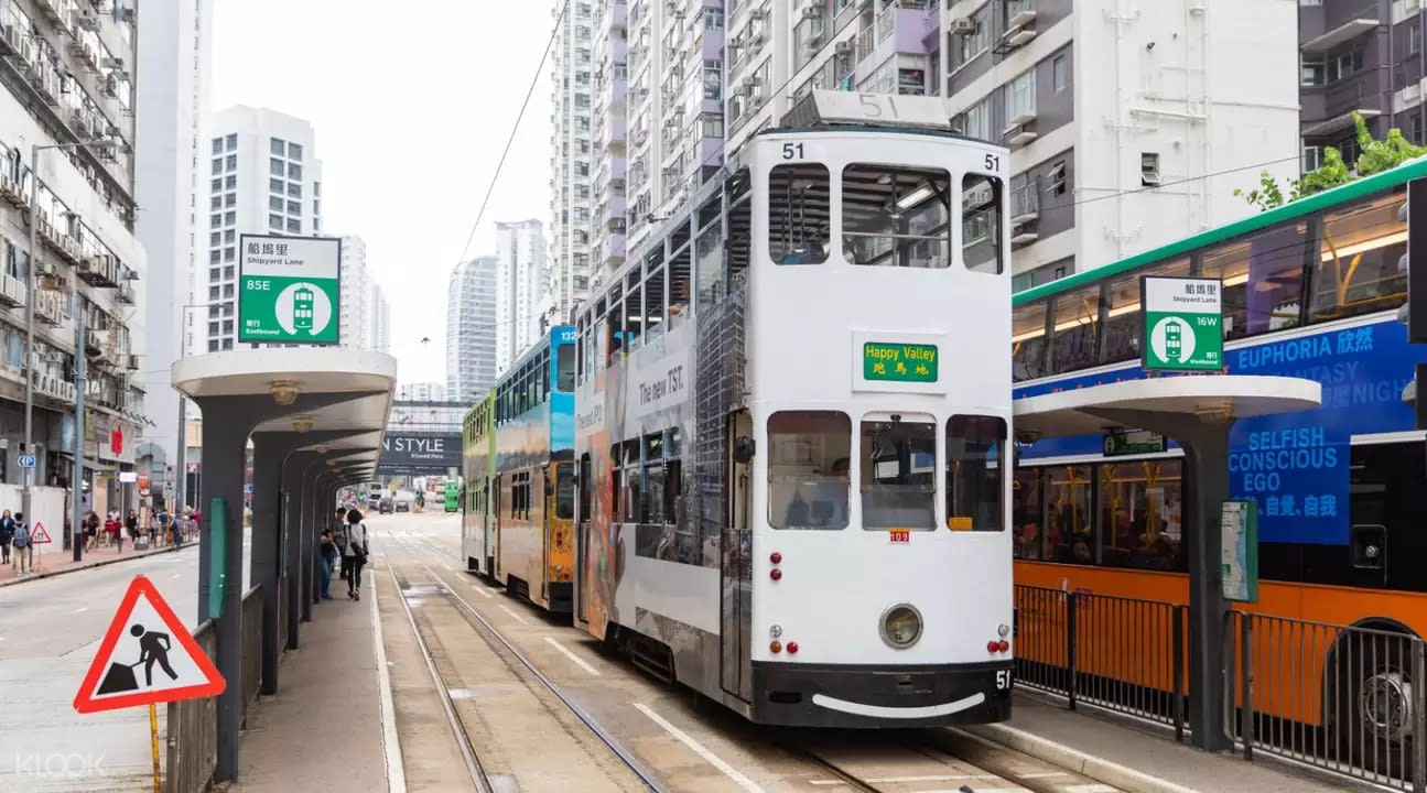 ▲ 俗稱叮叮車的香港電車歷史悠久外型復古,訪港必搭。 中環 & 太平山頂人文觀光之旅