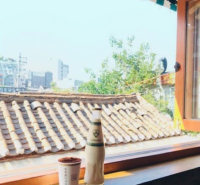 ▲ 提拉米蘇佐韓屋美景,十分寫意。(圖片來源:IG@mangti_official) 望遠洞提拉米蘇