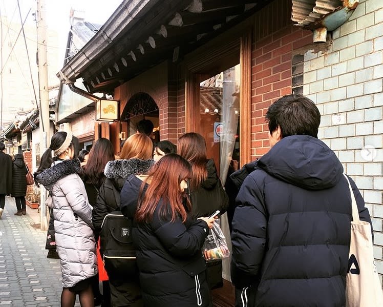 ▲東柏洋菓子店店外常可見到長長的排隊人龍。(圖片來源:IG@dongbaek_official) 東柏洋菓子店