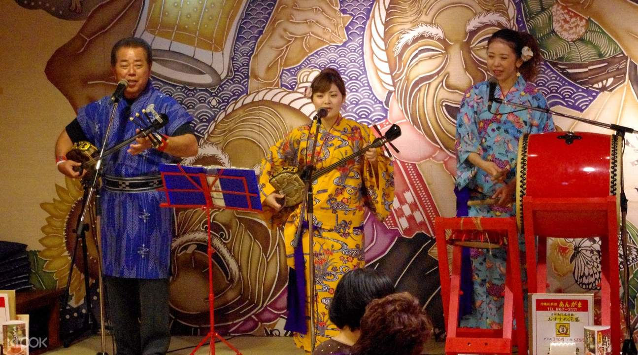 一邊品嚐沖繩特色料理 一邊欣賞三味線表演 一邊品嚐沖繩特色料理 一邊欣賞三味線表演