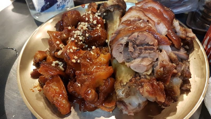 首爾必吃美食滿足豬腳,photo by Artshen 首爾必吃美食滿足豬腳,photo by Artshen