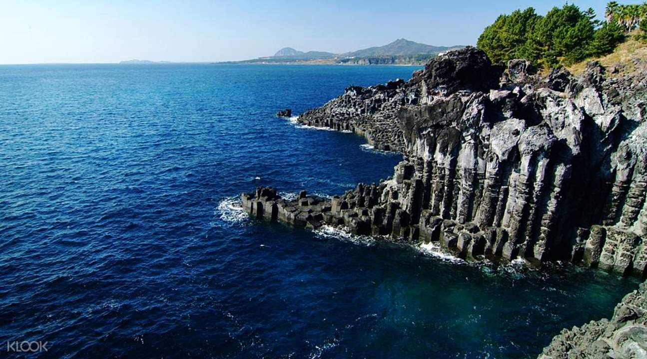 從漢拏山上遙望排列在海岸上的柱狀節理景觀 從漢拏山上遙望排列在海岸上的柱狀節理景觀
