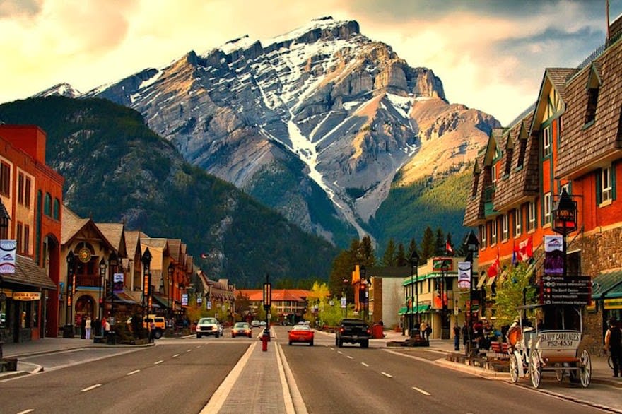 圖片取自http://earthporm.com/baff-avenue-heart-beautiful-town-canada/