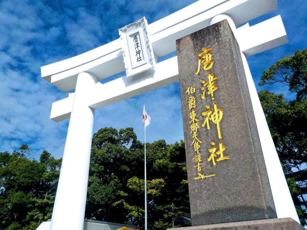 每年的11/2～11/4是唐津神社的「唐津九日」：人們舉起名叫「曳山」的大型花車作巡遊，場面相當壯觀有趣。SOURCE：#旅散らかし