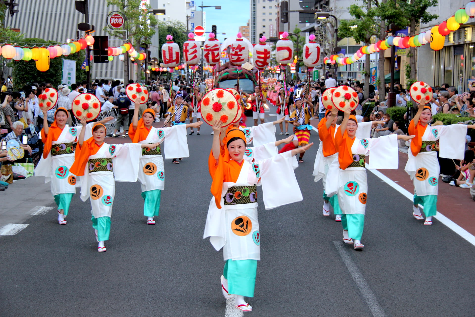 山形花笠祭中的正調舞蹈。圖片來源：ニッポン旅マガジン