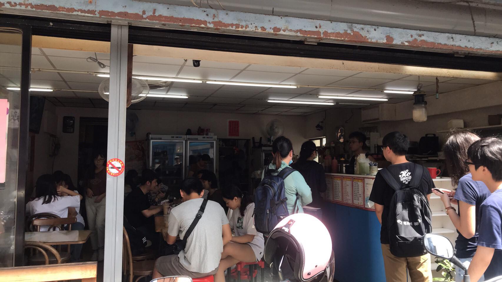 薯霸的店面是沒有冷氣的傳統平房店面。