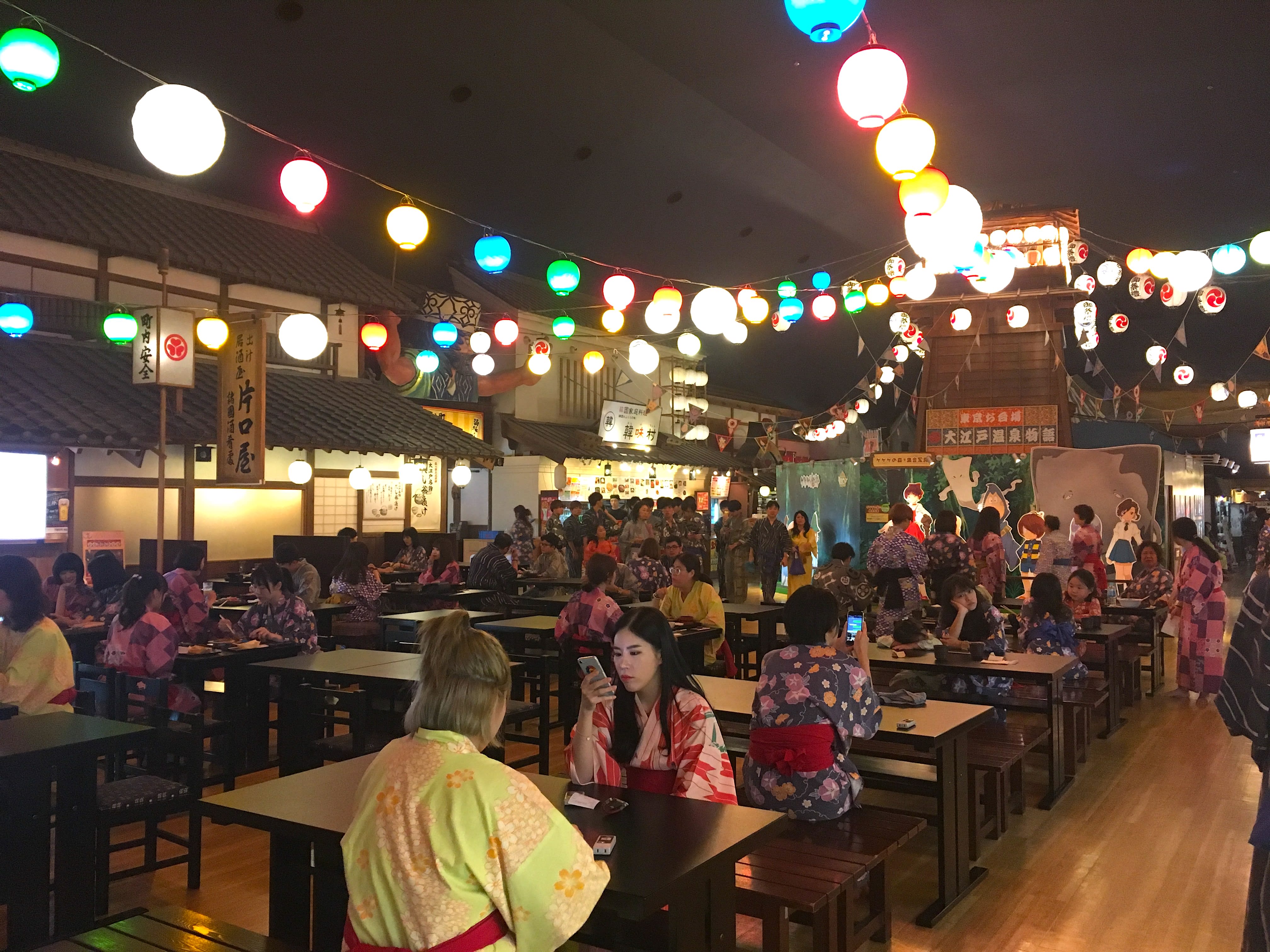 中間廣場上面高掛燈籠,兩旁都是美食店舖。(圖片取自valepra0330)
