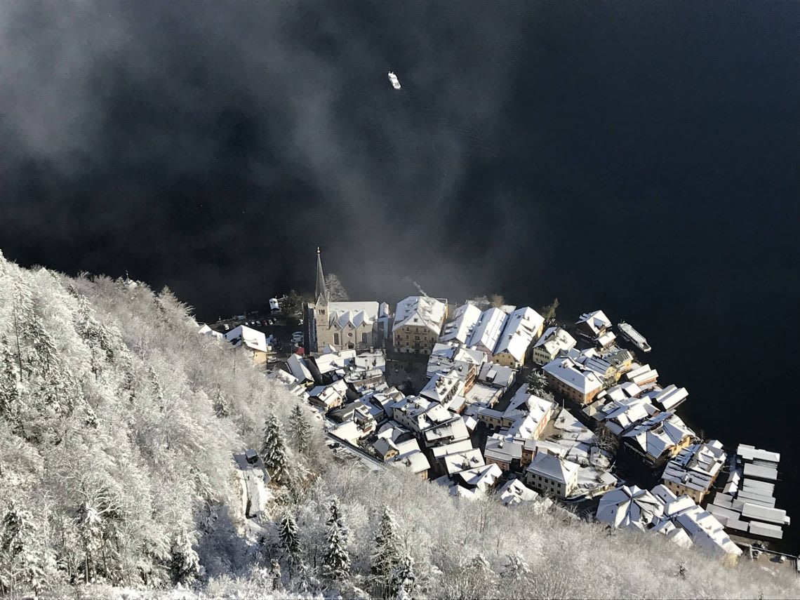 空拍視角的哈修小鎮看到了平地所有的船隻、教堂、與全被白雪覆蓋屋頂的房舍