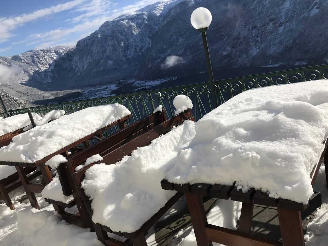 天空步道景觀台未營業的餐廳戶外區座椅的積雪十分療癒