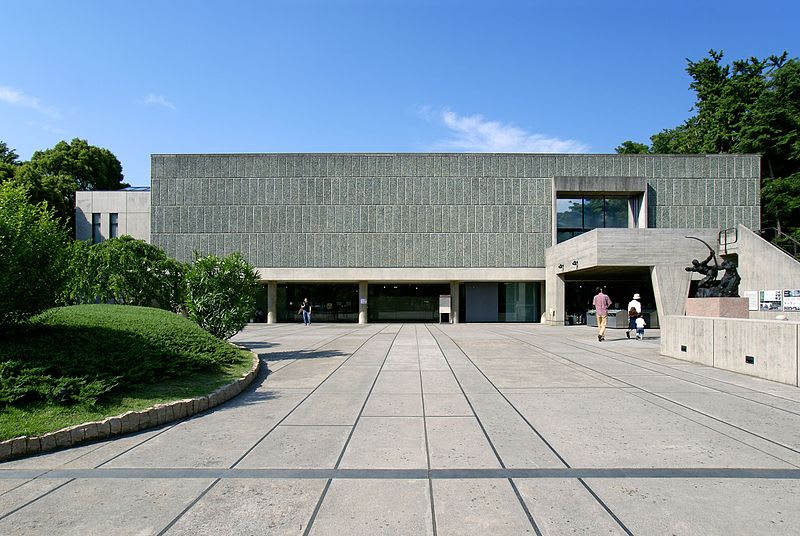 「國立西洋美術館」簡潔俐落的外觀，利用柱子讓建築離開地面，是其特色。