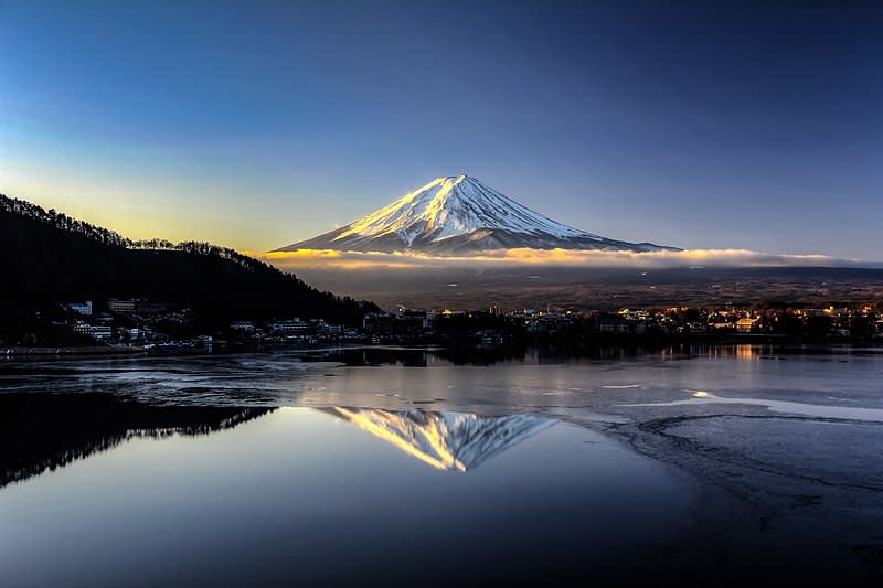 在河口湖觀賞富士山及湖面倒影的美景。