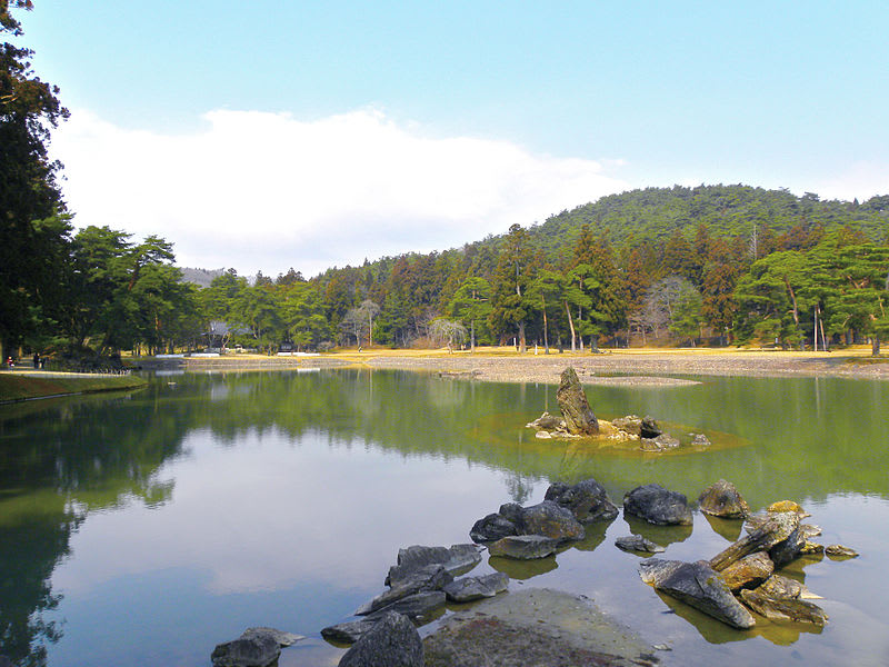 毛越寺的淨土庭園，不僅向遠方的山「借景」，更以假山、洲濱、出島的意象，創造出純淨的極樂世界的氛圍。