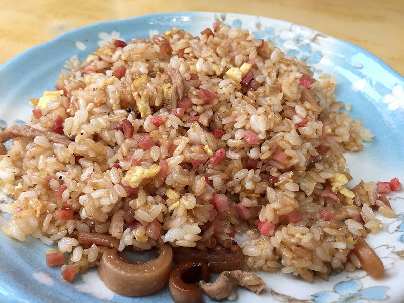 平價美食 全 台 票 選 第 一 名 的 炒 飯 : 民 生 炒 飯。 圖 為 什 錦 炒 飯 。