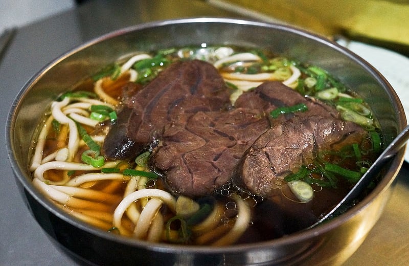 林 東 芳 紅 燒 牛 肉 麵 ( 圖 片 來 源 : 痞 客 邦 )