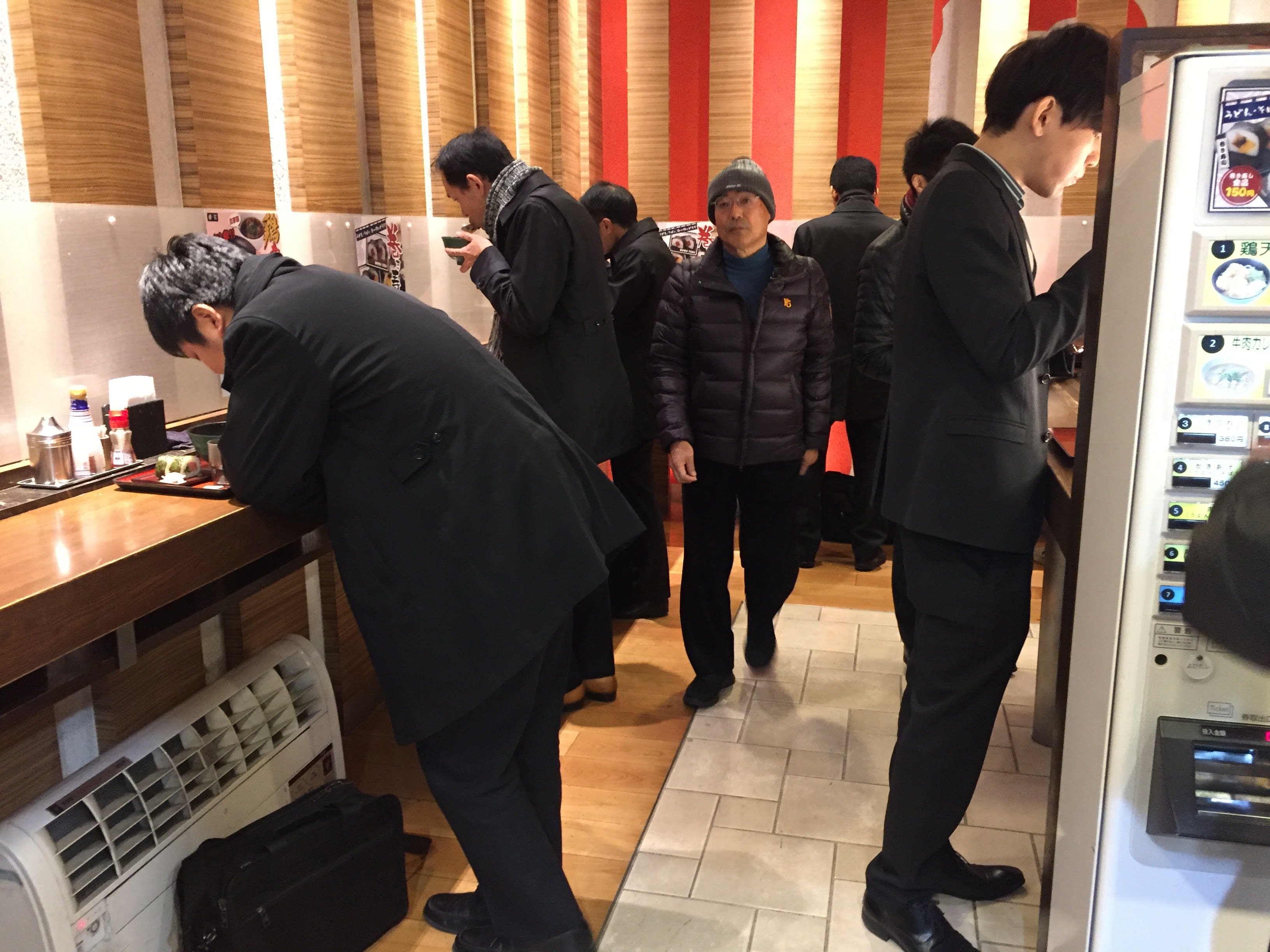 車 站 地 下 街 的 站 著 吃 烏 龍 麵 超 便 宜 !