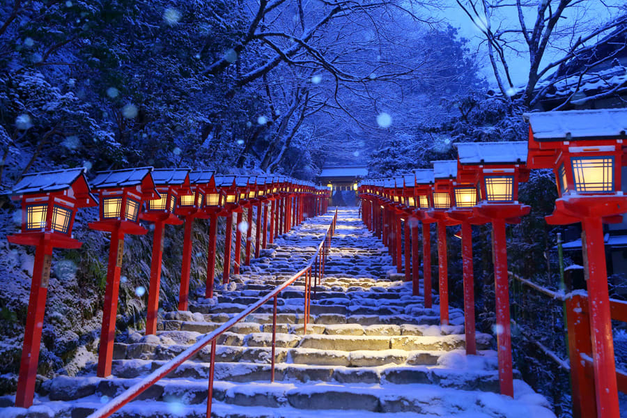 雪中的貴船神社本宮前燈籠 (照片來源:https://goo.gl/ai3se9)