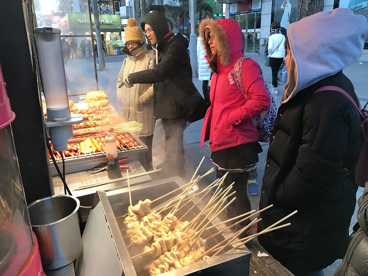 韓國超道地路邊攤!必吃用長竹籤串著的魚板,用紙杯喝高湯~超享受