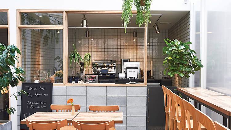 Taste AND Sense打造庭院舒適氛圍(來源-https://www.timeout.com/seoul/restaurants/taste-and-sense)