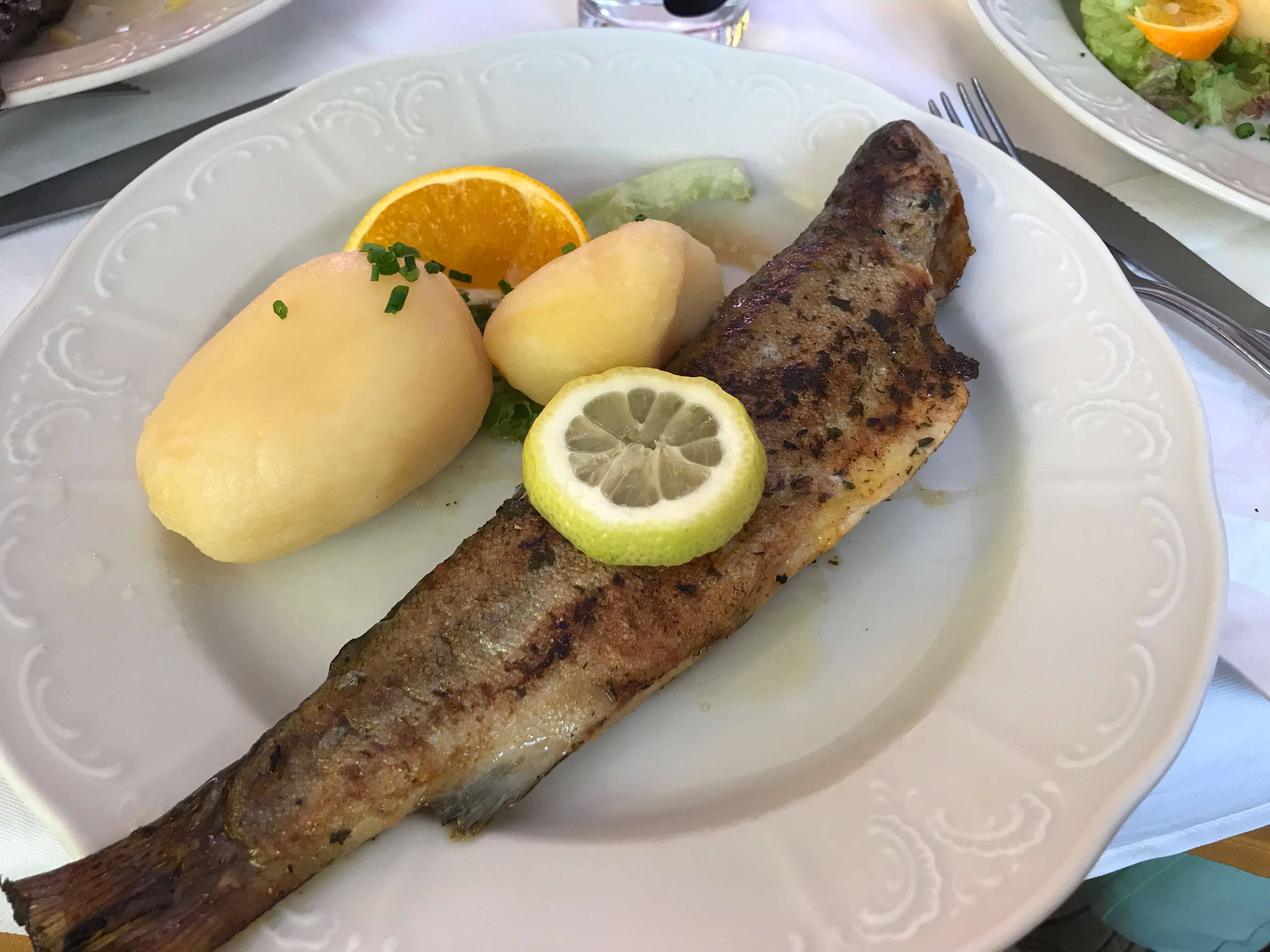 不可錯過的鱒魚餐,因為哈爾斯塔特湖盛產鱒魚和梭魚,這裡大多數的餐廳都有超新鮮的烤魚!Photographer / Penny