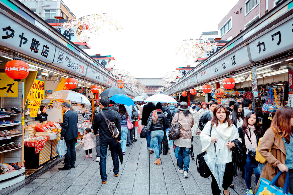 仲見世通商店街,您可以購買這邊著名的人形燒品嚐。|來源:www.mobile01.com