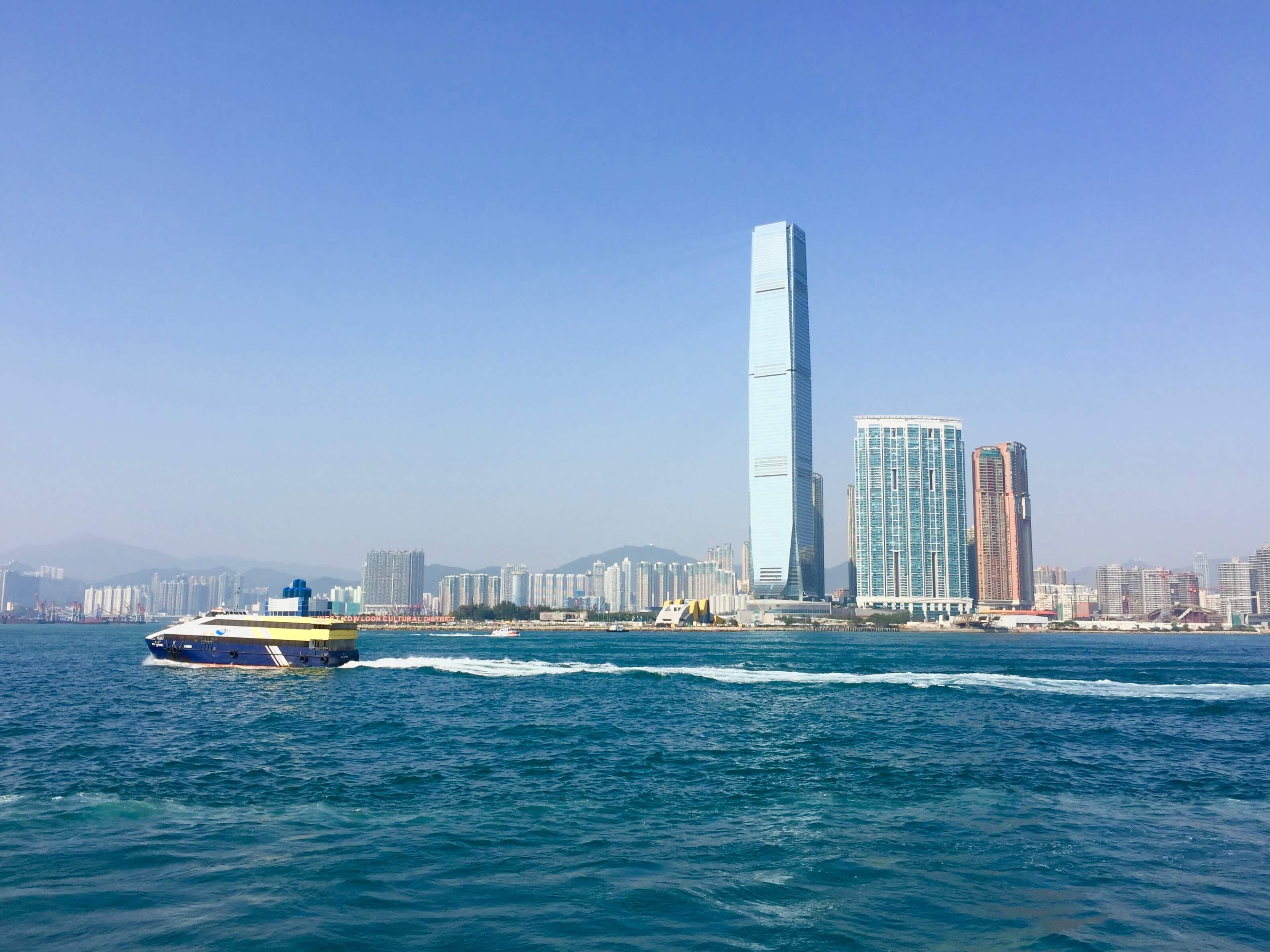 Klook客路・探索未知的你 一 片 湛 藍 中 不 見 雲 的 蹤 跡 , 有 別 於 港 島 的 天 際 線 , 九 龍 給 了 天 空 更 大 的 空 間