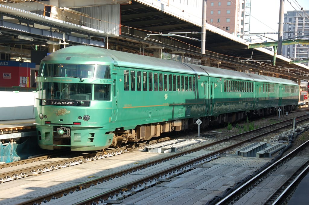 由 布 院 之 森 列 車 。