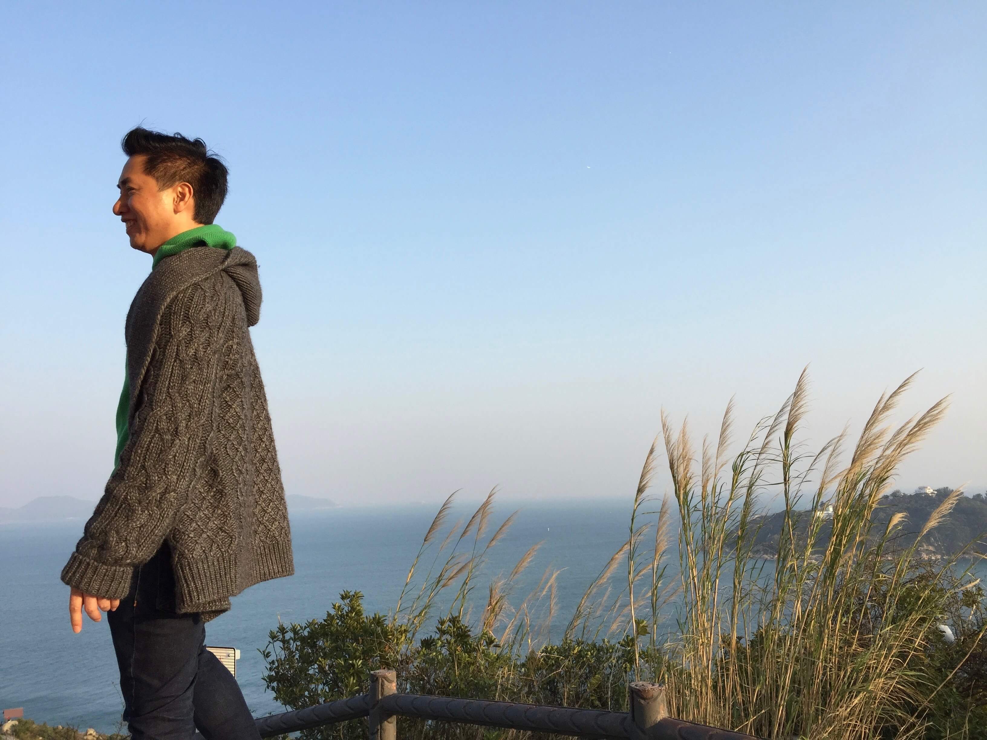 Klook客路・探索未知的你 小 編 的 朋 友 輕 鬆 跳 上 扶 手 , 楊 過 上 身 !