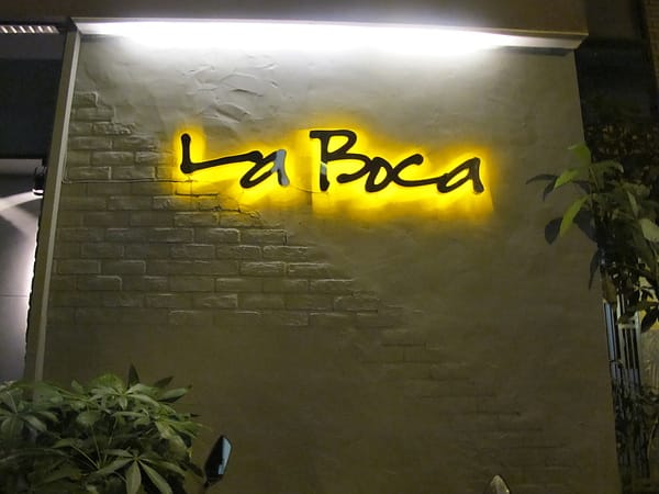 來 到 La Boca 則 是 要 來 個 刺 激 的 嘴 唇 近 距 離 接 觸