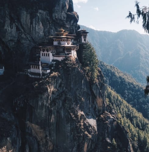 海 拔 3 1 0 0 公 尺 的 虎 穴 寺 , 景 色 壯 闊 。