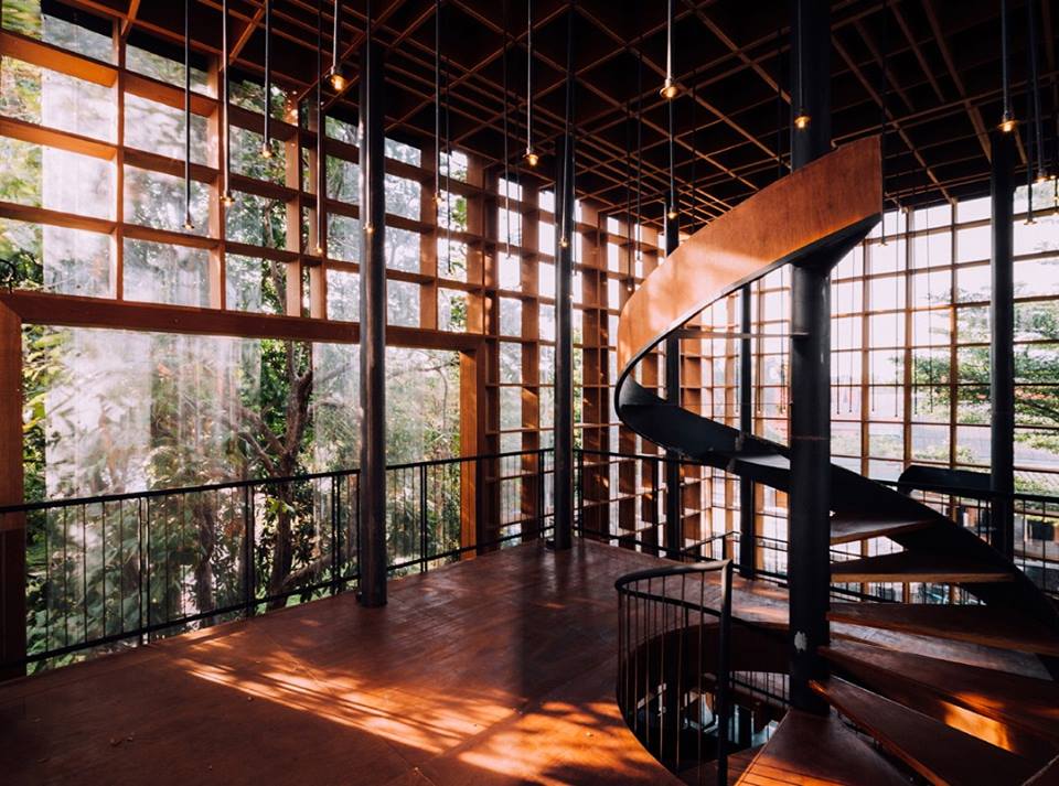 The Wine Ayutthaya(圖 片 來 源 :ร้านอาหารริมน้ำ แกรนด์เจ้าพระญา อยุธยา Spaceshift Studio)