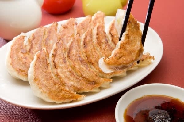 必 點 的 招 牌 煎 餃 。 圖 片 來 源 : 大 阪 王 將 推 特 。
