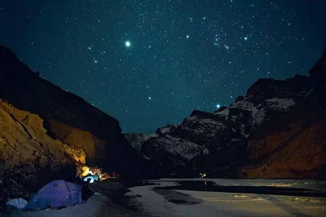 不 受 光 害 影 響 的 美 麗 星 空 。