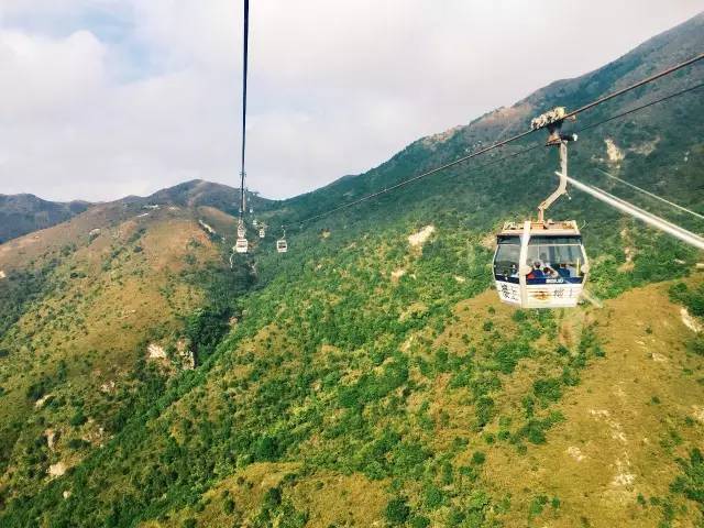 坐 上 纜 車 能 飽 覽 大 嶼 山 樣 貌 。