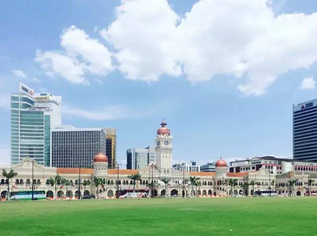 △ 獨 立 廣 場 坐 落 於 蘇 丹 阿 都 沙 末 大 廈 對 面 。