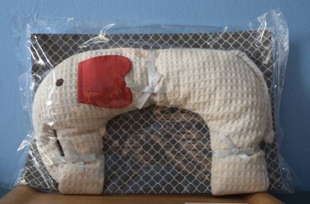 獨 家 商 品 「 大 象 頸 部 熱 敷 枕 」 。