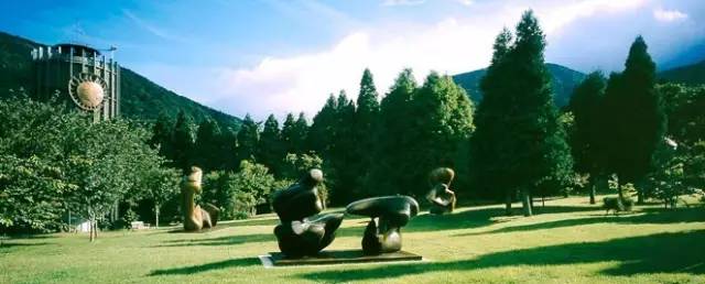 位 在 山 間 的 現 代 藝 術 美 術 館