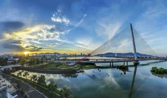 峴 港 市 位 在 越 南 中 部 , 小 城 市 的 美 景 。