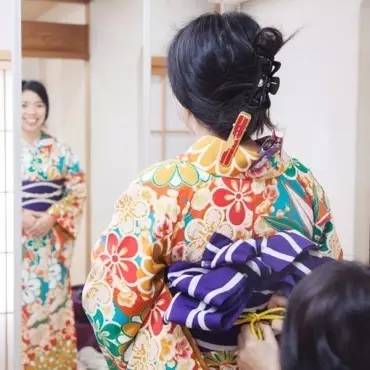 Klook客路・探索未知的你 日 本 人 認 為 女 人 的 後 頸 最 有 魅 力 , 盤 高 頭 髮 , 露 出 最 有 魅 力 的 後 頸 吧 !