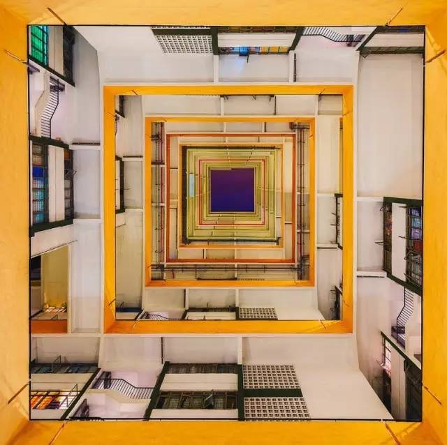 Klook客路・探索未知的你 雜 亂 中 藏 著 幾 何 的 規 則 , 激 盪 出 衝 突 美 《The Golden Cube》