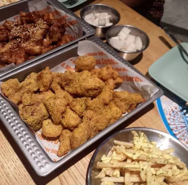 韓國必吃美食 炸 雞 、 薯 條 、 醃 漬 小 菜 , 看 完 都 口 水 直 流 了 ! Pic|insta@chewmore.intokyo