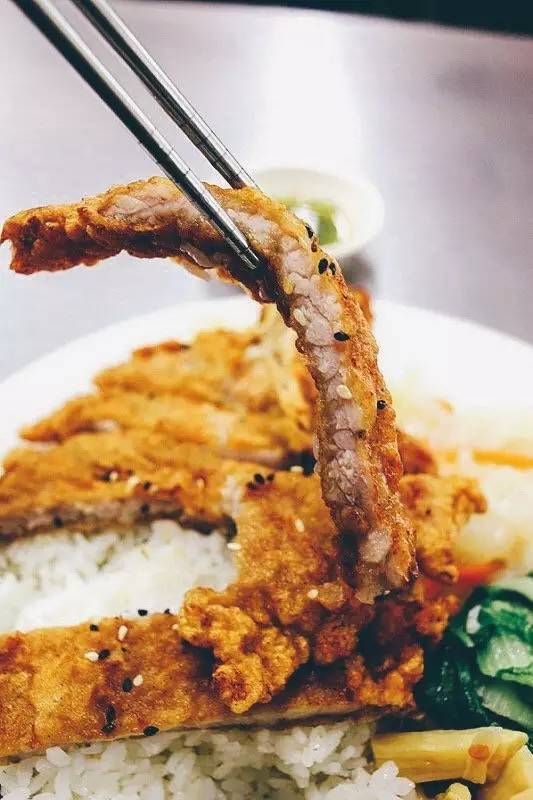 炸 到 酥 脆 的 排 骨 , 非 常 美 味 。
